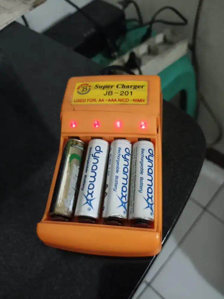 Casan isi 4 baterai bisa ukuran AA/AAA