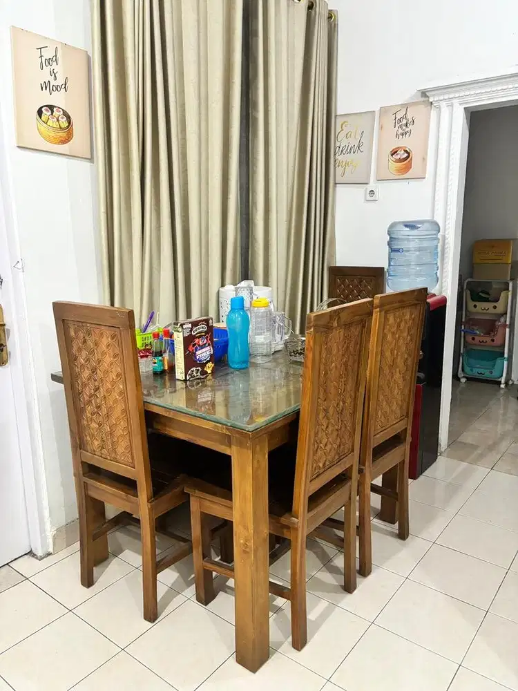 Meja makan dan kursi merek diana eva