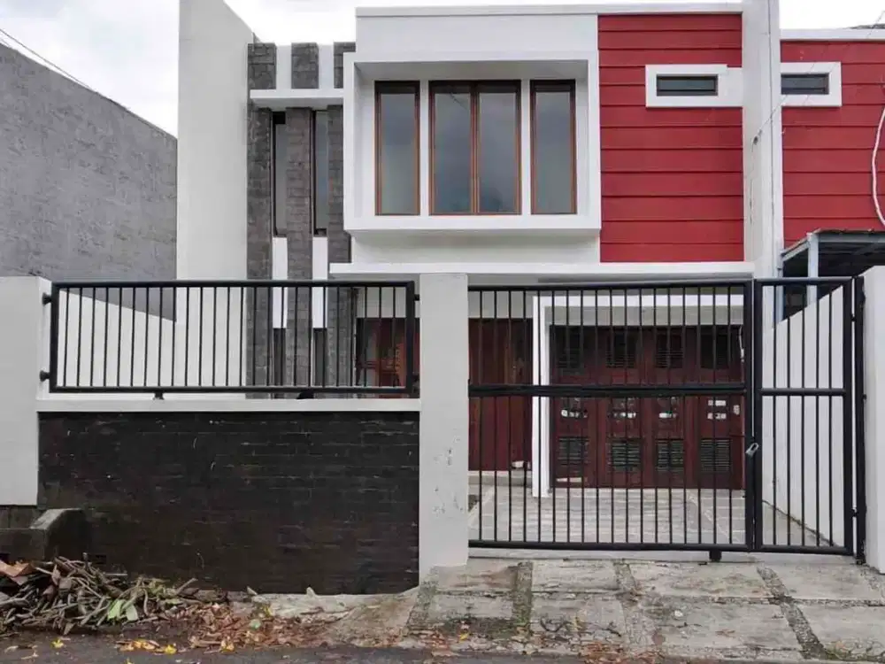 Di jual rumah billymoon 2 lantai luas 200 m2 3 kamar tidur parkir 2 mobil jalan lebar ada halaman belakang full bata merah dekat toll Becakayu dan kalimalang di Komplek billy moon Duren Sawit Jakarta Timur