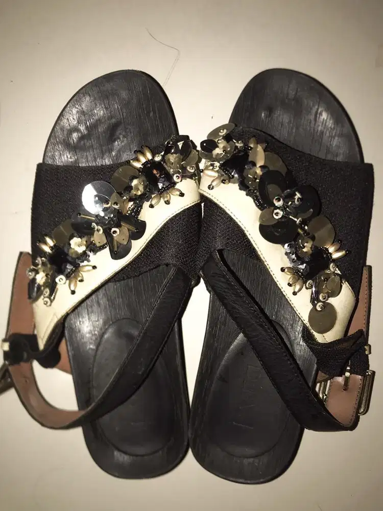 Sendal pvra warna hitam size 36