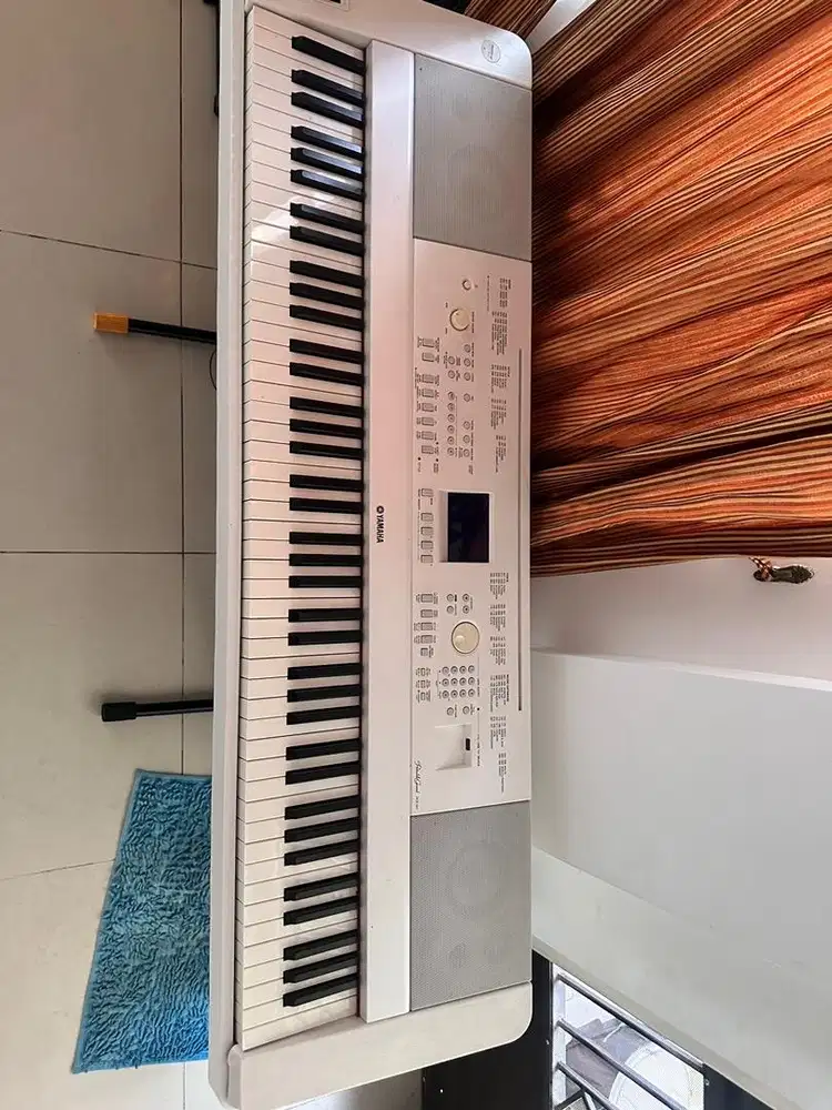 Yamaha DGX 660 white edition