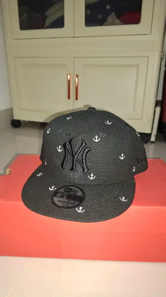TOPI NEW ERA NY BLACK LIMITED
