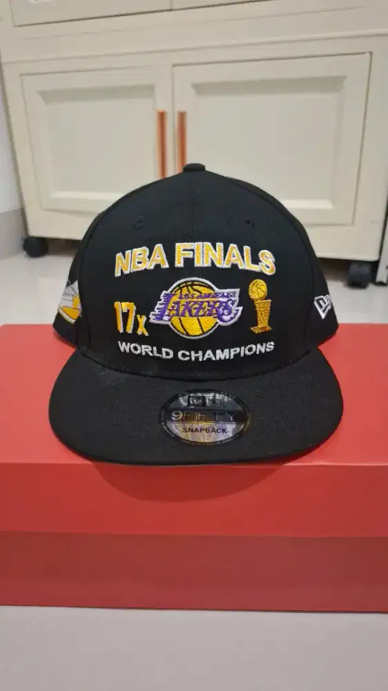 TOPI NEW ERA LAKERS CHAMPION