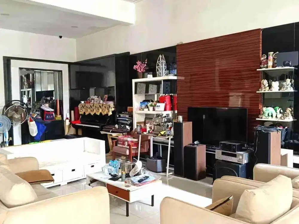 Kondisi Bagus Siap Huni Dijual Rumah Dharmahusada Indah Surabaya