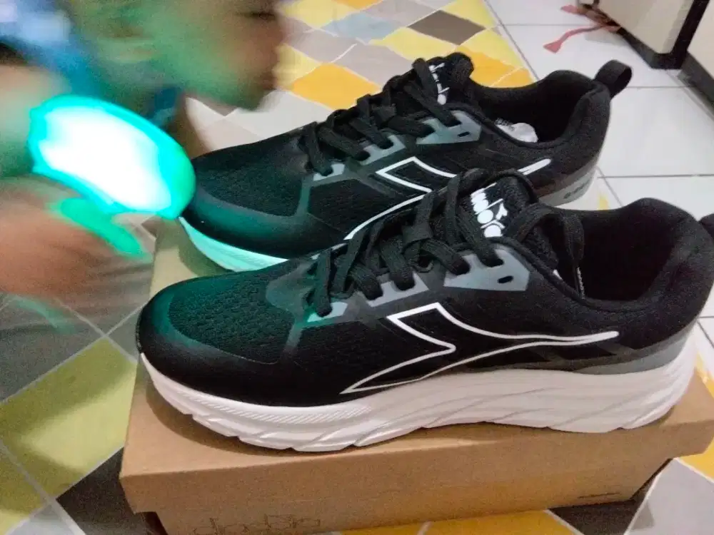 Jual sepatu diadora  baru ukuran 43