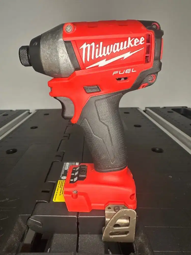 Milwaukee M18 FUEL 1/4 hex hydraulic driver impact kunci baut baterai