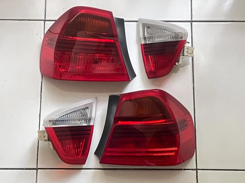 Set Lampu belakang / Stoplamp BMW E90 320i pre LCI
