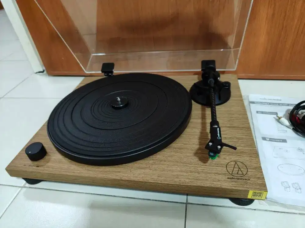 Audio-Technica AT-LPW40WN turntable
vinyl