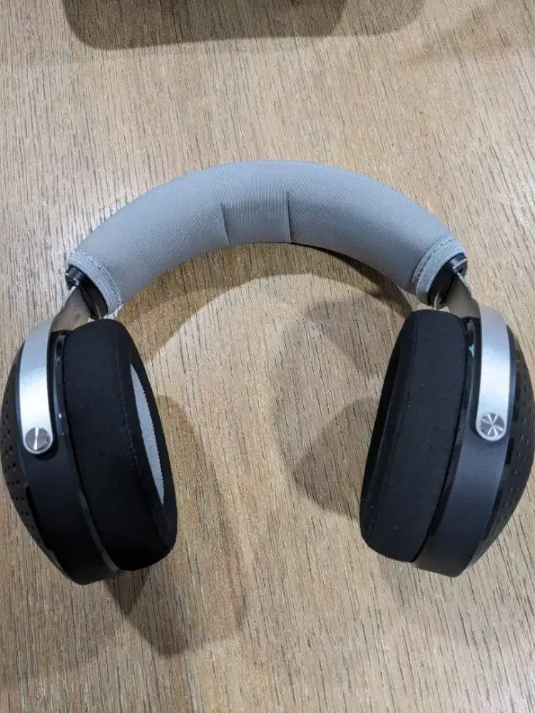 Focal Elegia closed back headphones
original