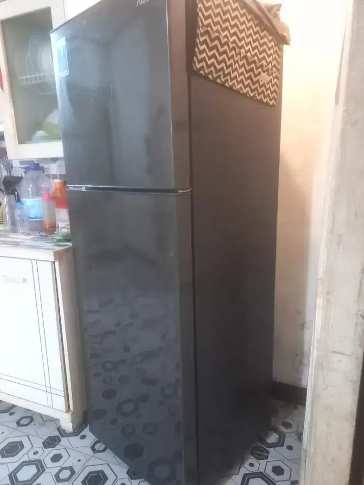 Kulkas 2 pintu merk Aqua, dijual murah karena compresor rusak