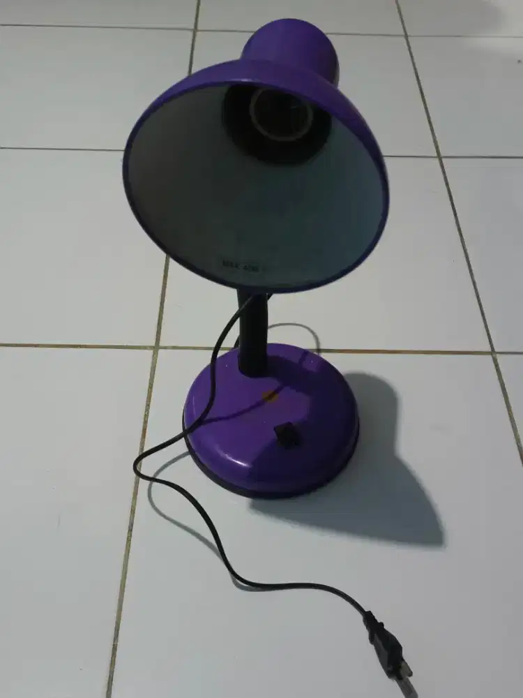Lampu belajar berwarna ungu