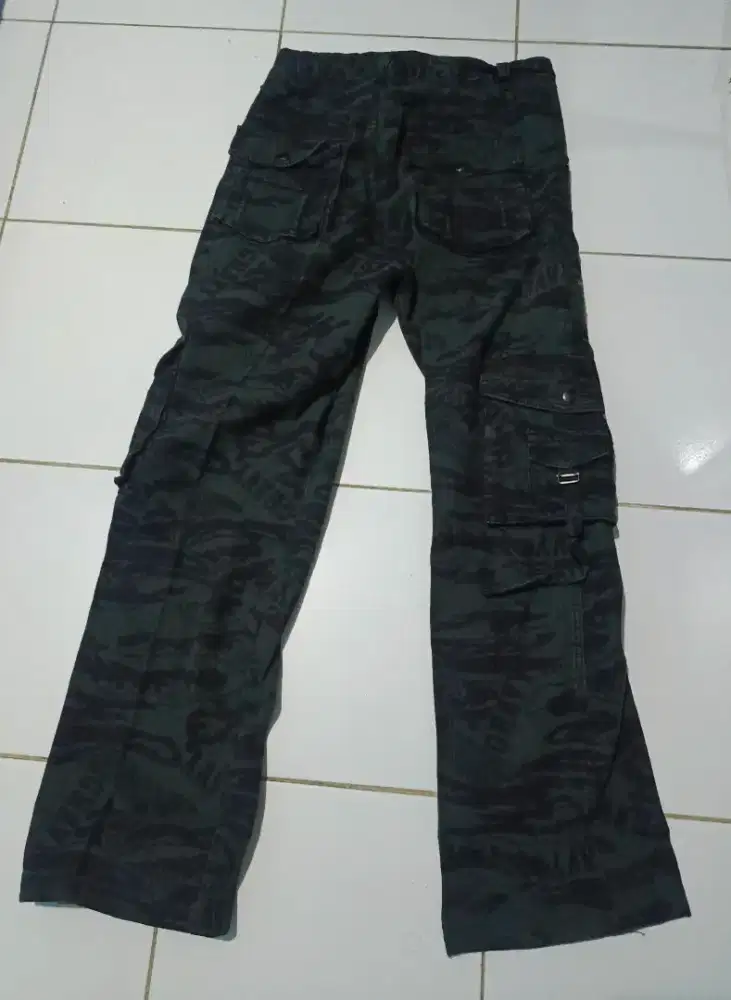 Celana Cargo Panjang Loreng dengan Motif Camo Berwarna Hijau Tua Gelap
