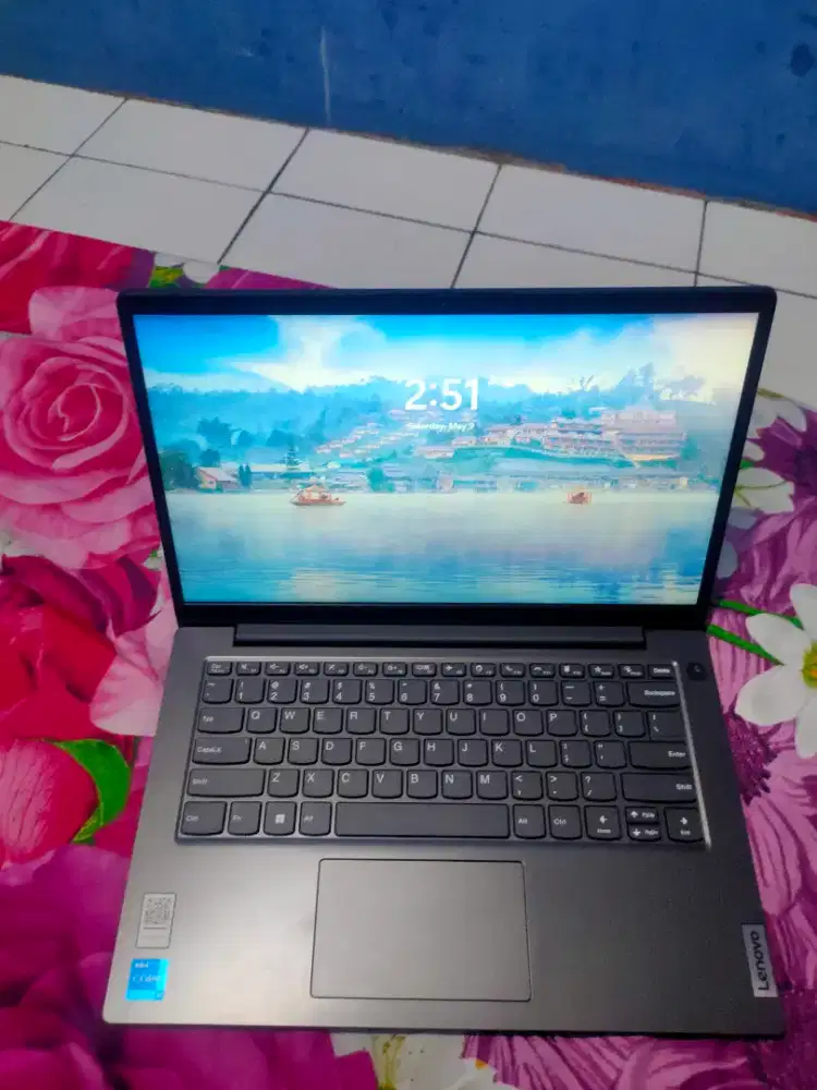 laptop Lenovo  sesuai yg di foto