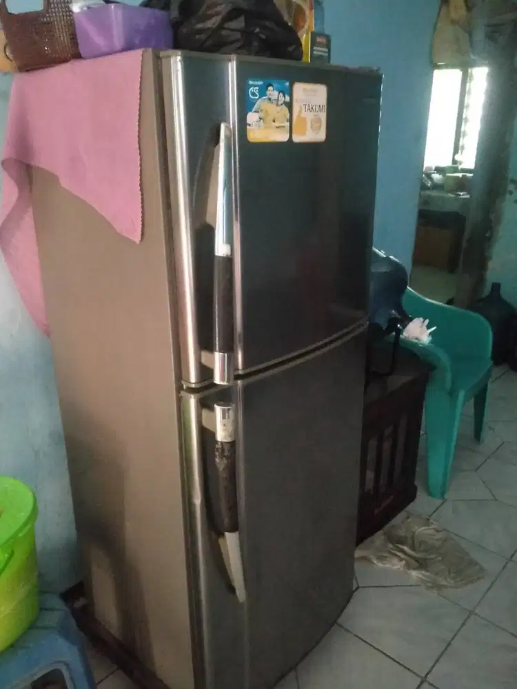 Dijual kulkas 2 pintu merk sharp diatas 5th, pernah servis 1x