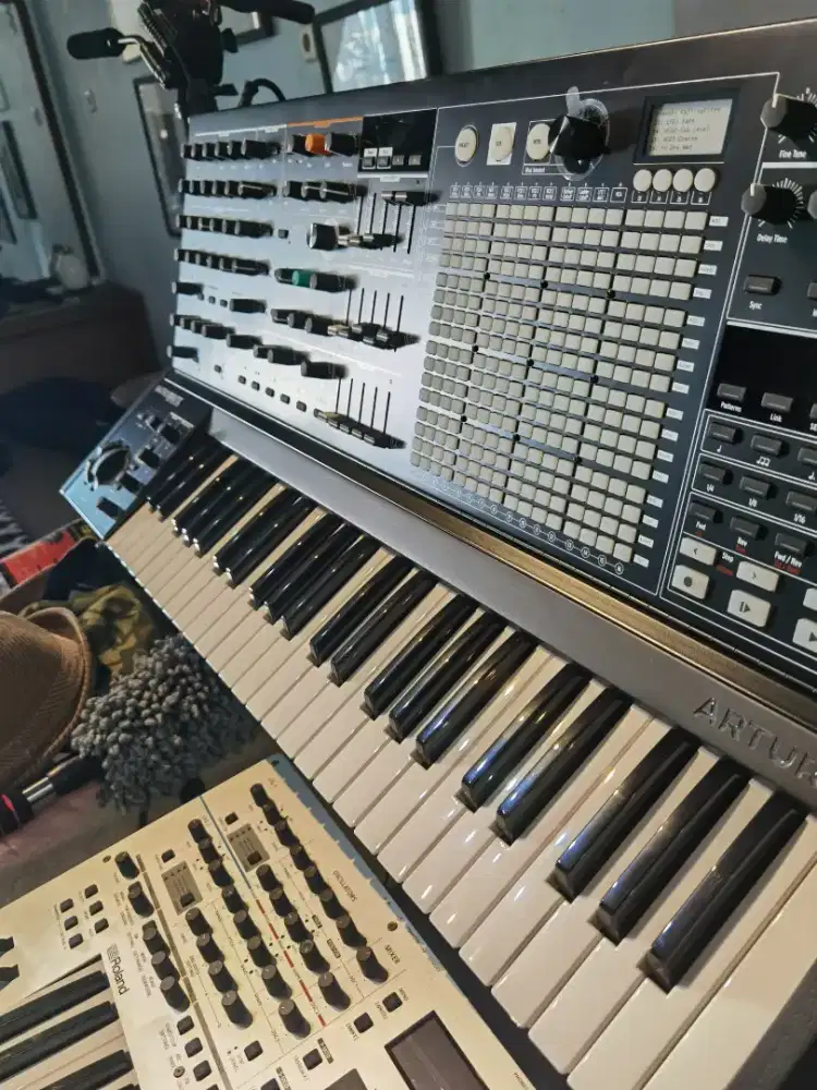 DIJUAL: ANALOG SYNTH ARTURIA MATRIXBRUTE
