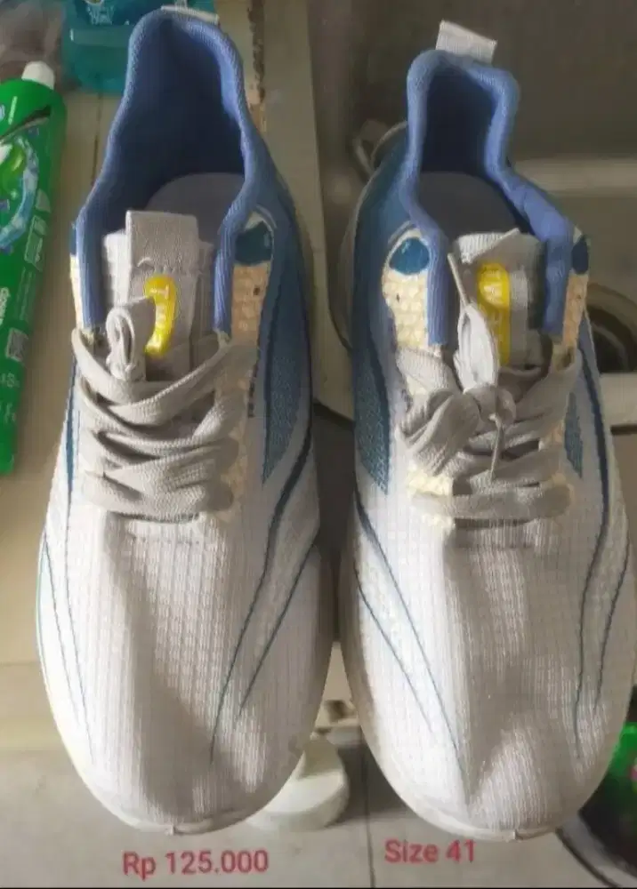 Sepatu Warna Biru Putih
