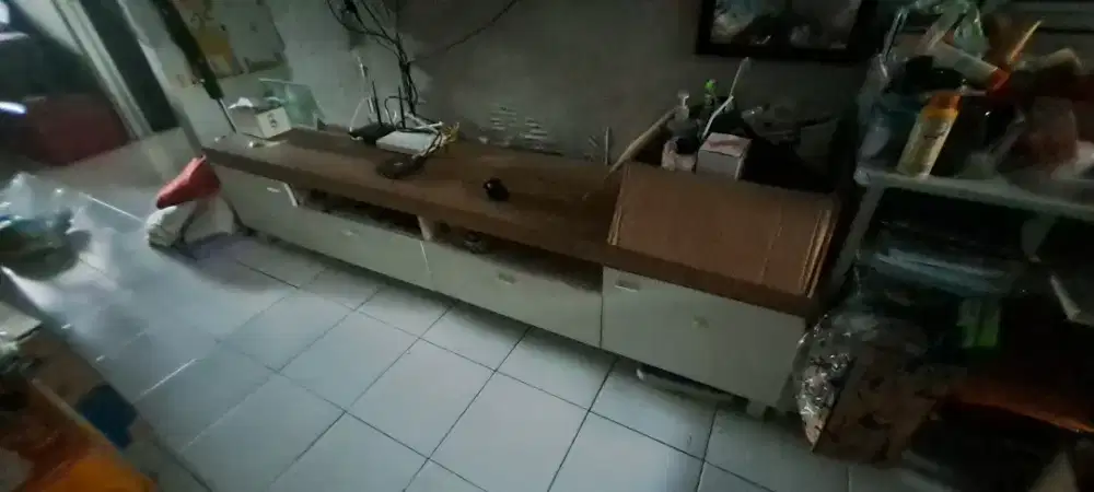 Preloved Lemari TV panjang warna putih