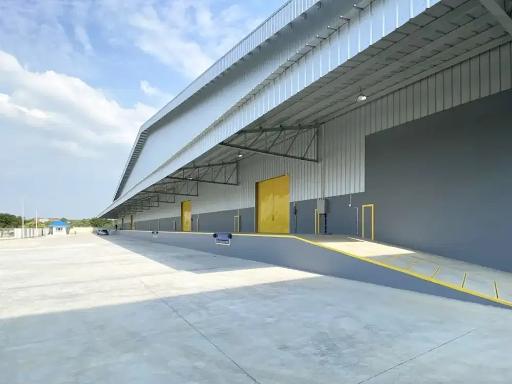 Di sewa PABRIK / GUDANG baru luas 8000 m2 bangunan 4000 m2 ceiling 15 meter ada 2 loading dock leveller  lokasi strategis dekat pintu toll di dalam kawasan industri delta silicon 3 Cikarang