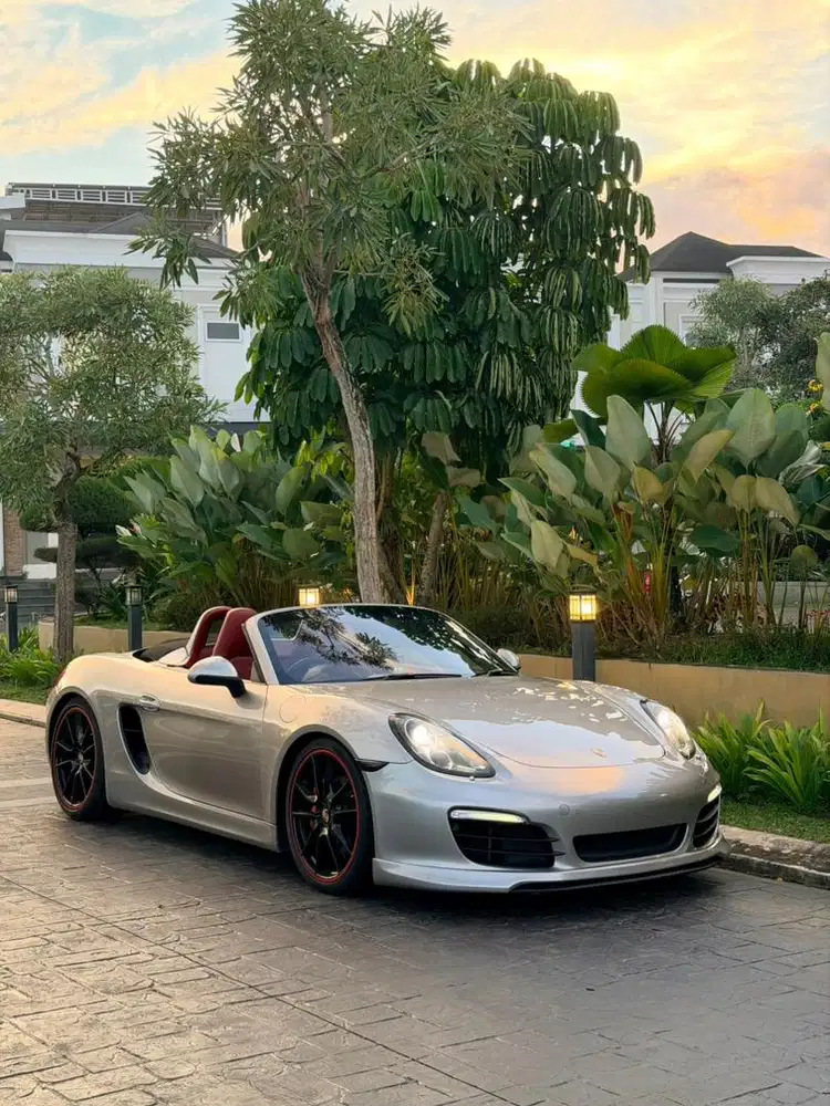Porsche Boxster 981 2.7L 2013 GT Silver on red