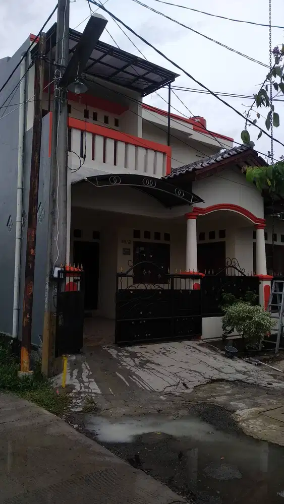 Disewakan rumah 2 lt di belakang Mall Sumeracon Bks - 4 KT /3 KM/ 178