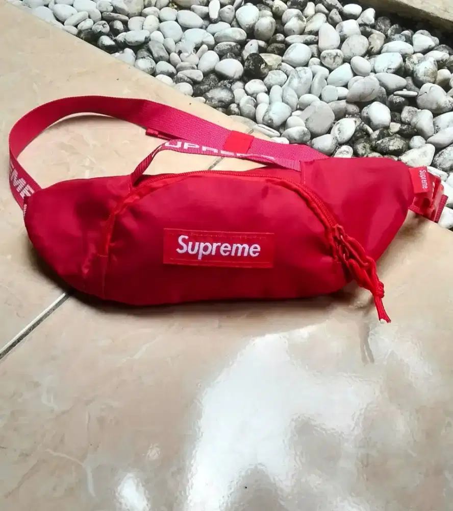 Tas pinggang Supreme