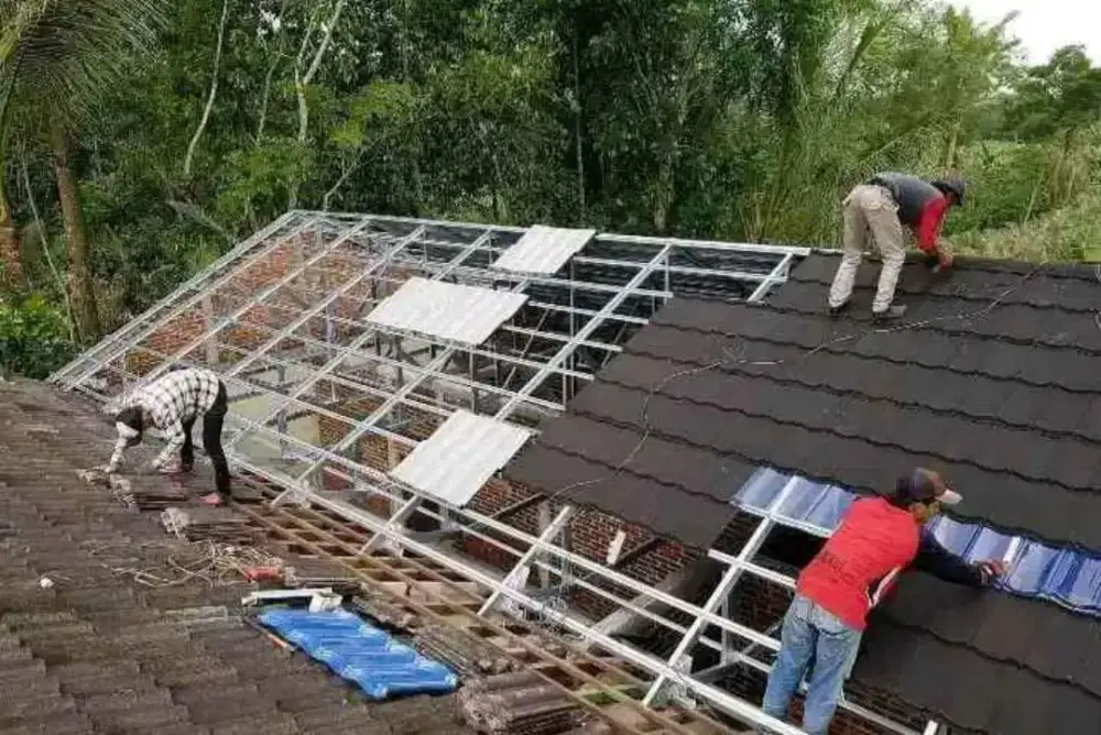 Renovasi atap lama dan di pasang baja ringan