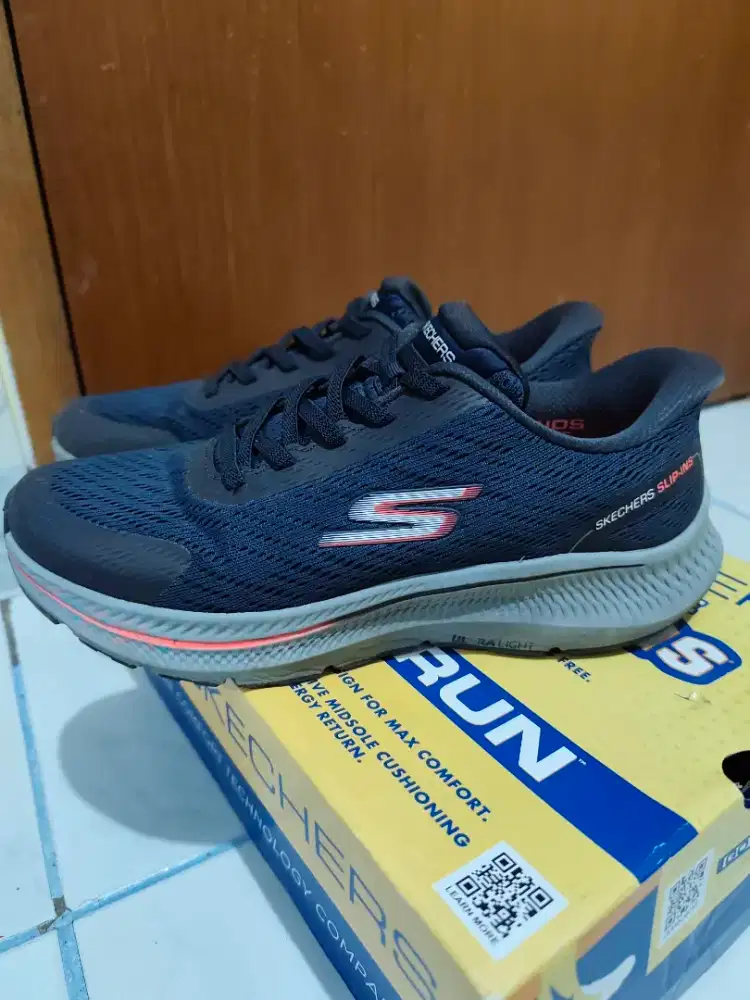 Sepatu skechers slip on go run