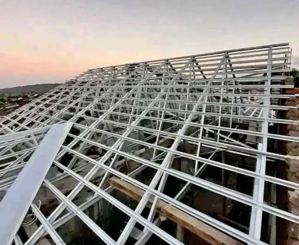 Atap baja ringan terpasang dan renovasi atap lama