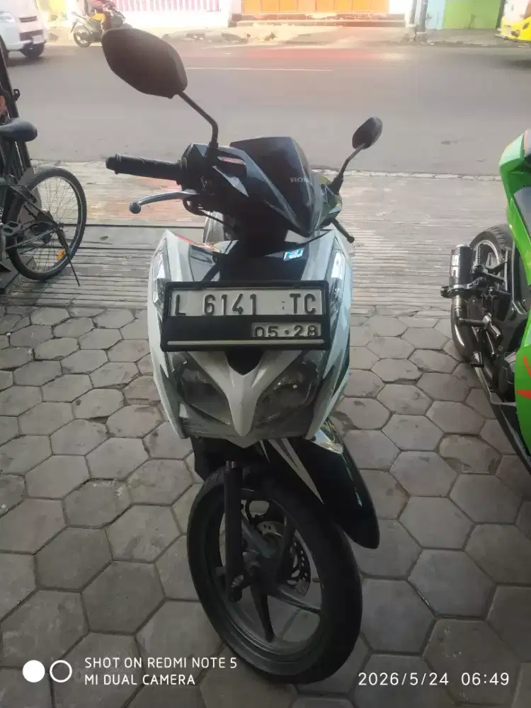 Honda Vario kzr tahun 2013 warna putih plat L sby