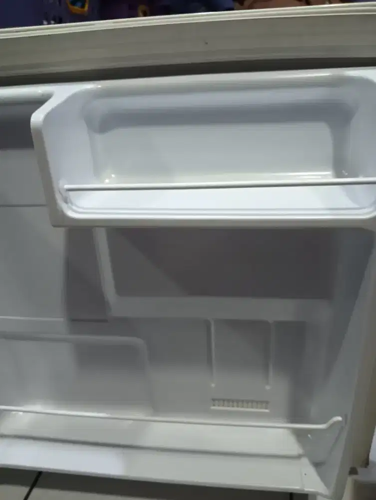 Kulkas Aqua mini bar warna putih