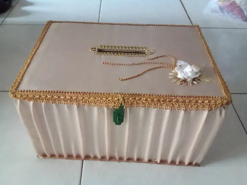 Kotak pundi angpau pernikahan