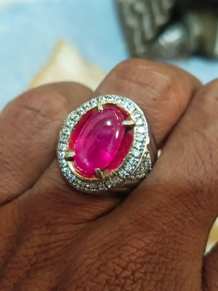 Cincin merah ruby