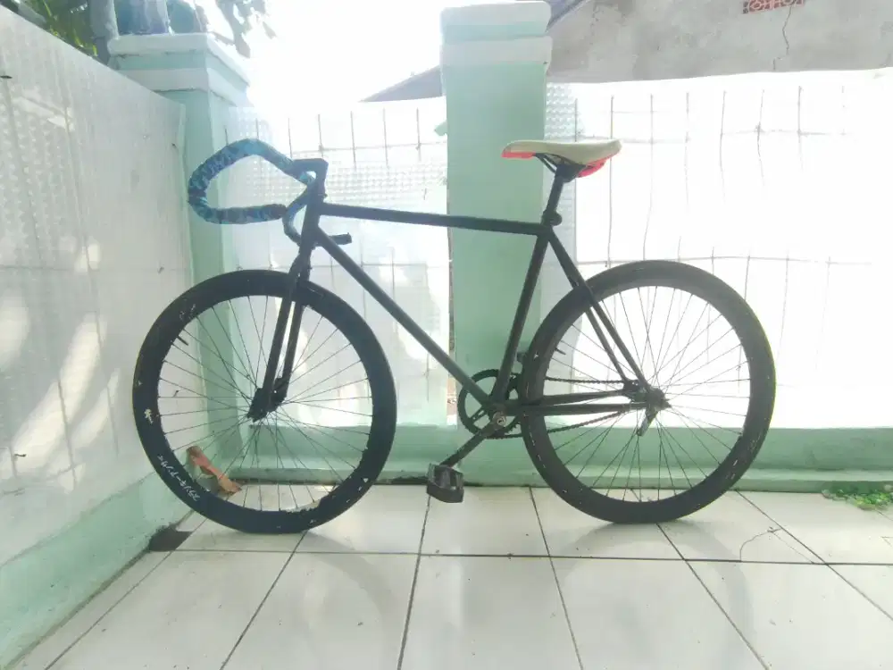 Fixie hitam lokal