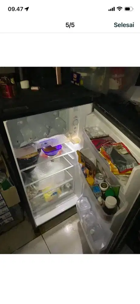 Kulkas,dispenser + meja,bak kmr mandi kondisi msh bagus