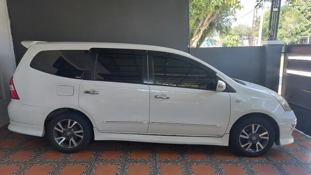 Nissan Grand livina 2012 Bensin