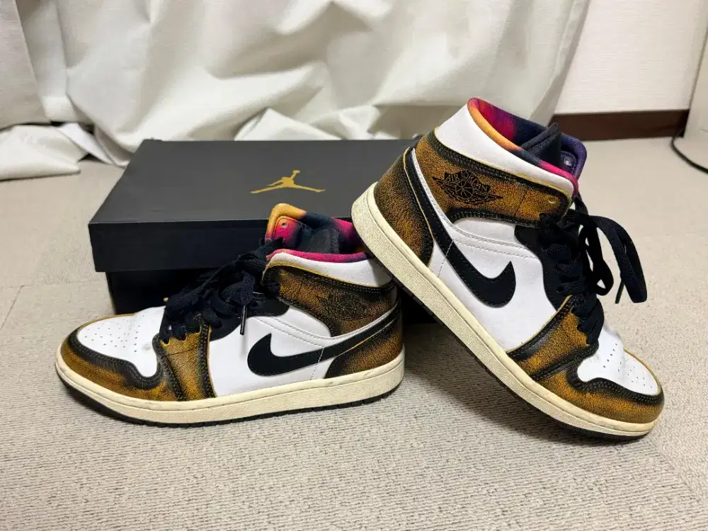 Sepatu Nike Air Jordan (1 Mid SE GS) Ukuran 40.5