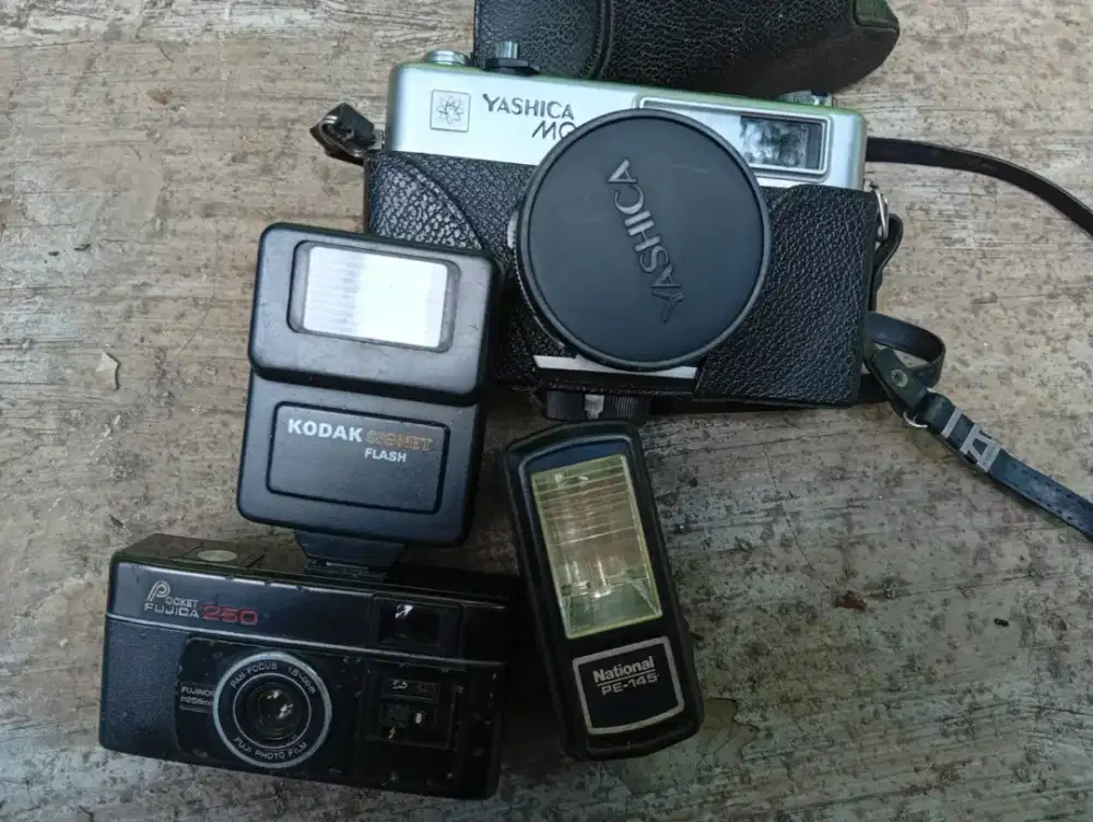 BORONGAN KAMERA JADUL VINTAGE & FLASH (YASHICA & POCKET FUJICA 250