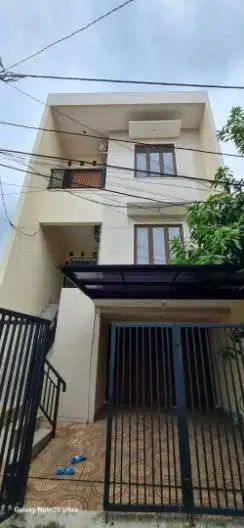 DIKONTRAKAN RUMAH BARU 3 LANTAI LUAS
