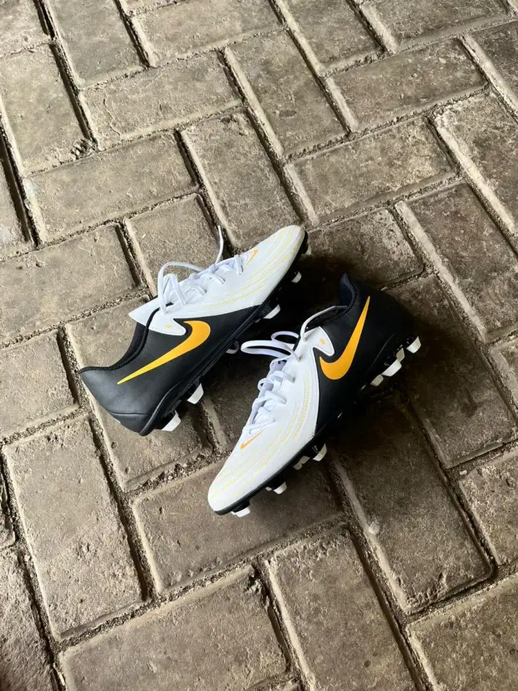 Sepatu Bola Nike Phantom GX II Club