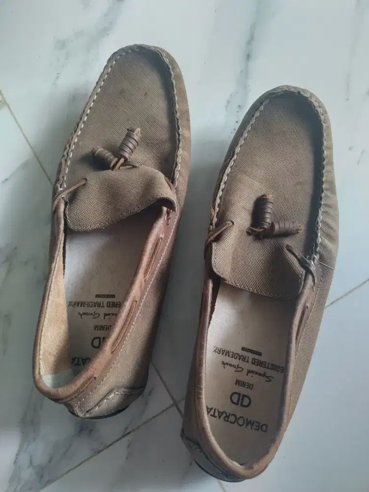 Sepatu loafers Democrata