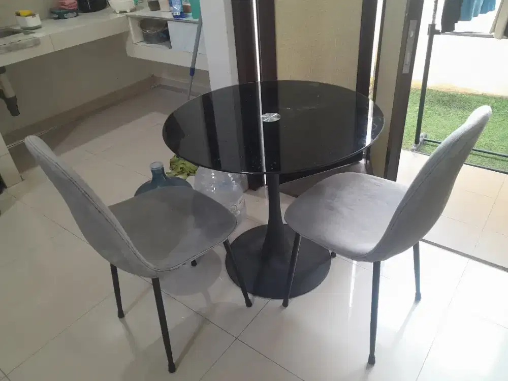 Meja makan  dan 2 kursi