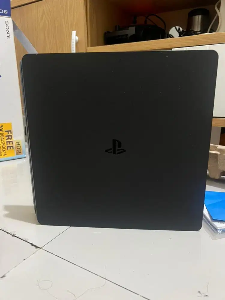 Di jual ps 4 slim 1Tb, pemakaian pribadi (jarang di mainin)