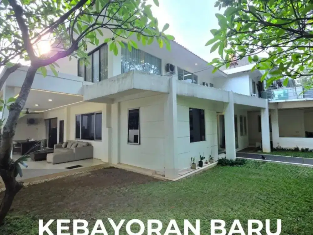 WANT TO SELL — Rumah Hook 2 Lantai di Kebayoran Baru, Halaman & Balkon Luas
