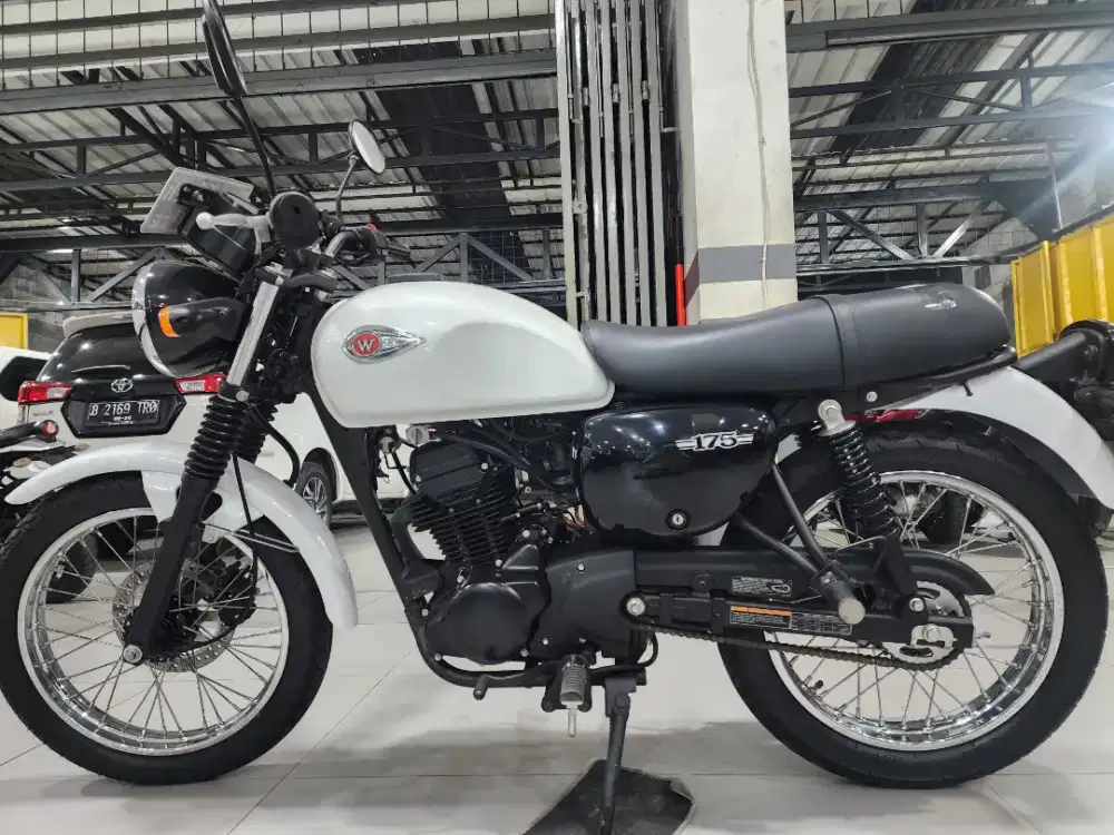 Kawasaki W 175 se 2018 km 300 perak