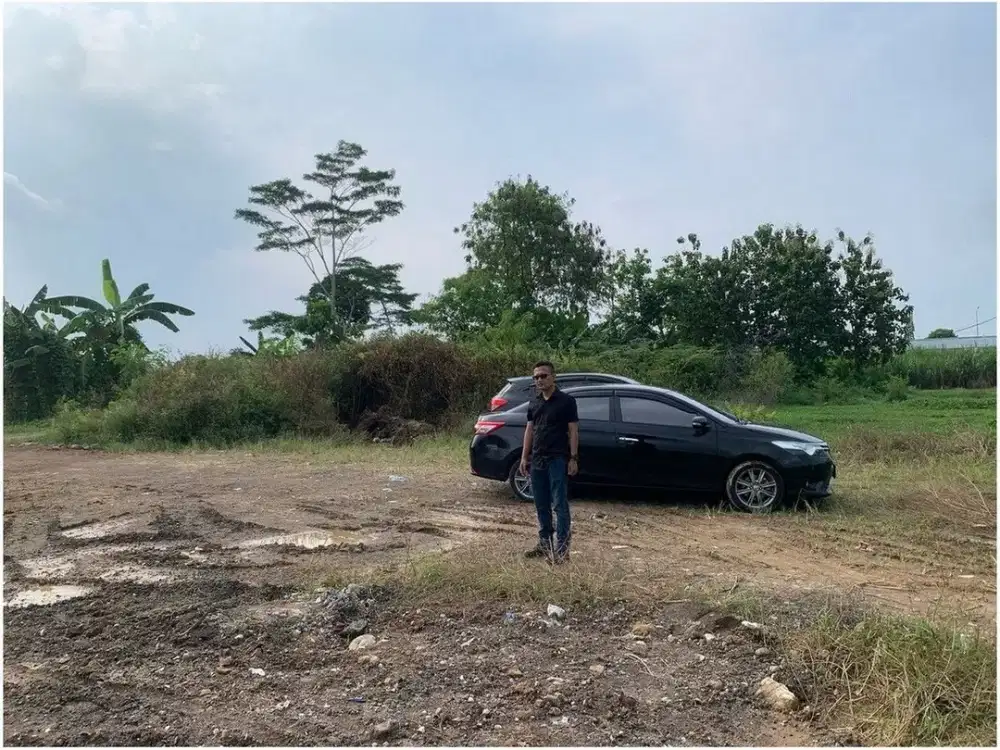 Barat Tugu Jogja Tanah Yogyakarta di Gamping Sleman