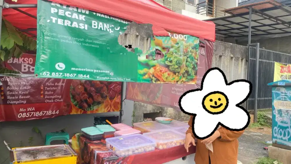 Di jual outlet bakso dan sosis bakar.