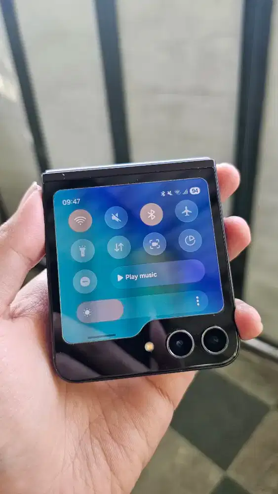 Samsung Galaxy Z Flip 5 8/512GB ex-Garansi Resmi SEIN Fullset + Bonus