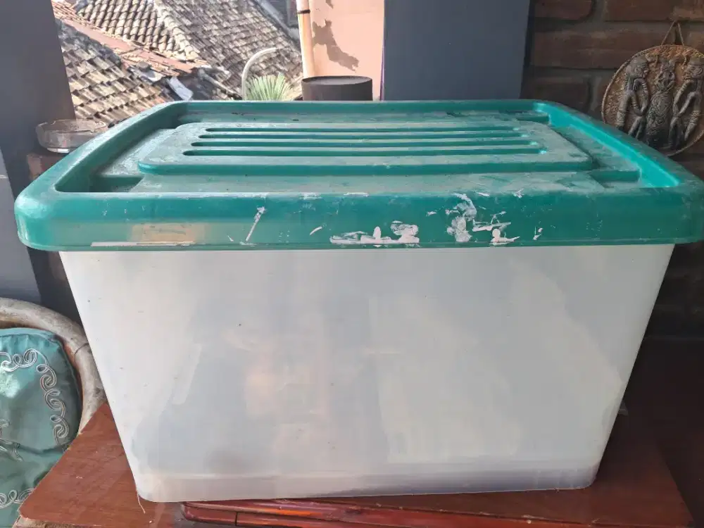 Kontainer box sedang tanpa roda