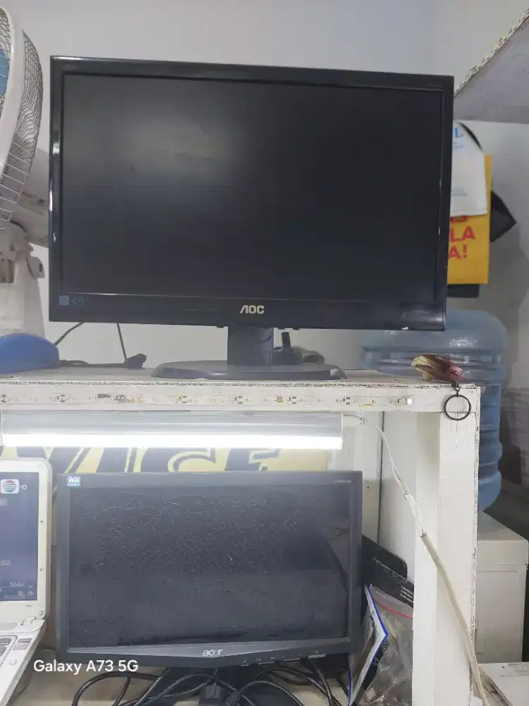 Monitor laptop nyala merek acer dan Aoc