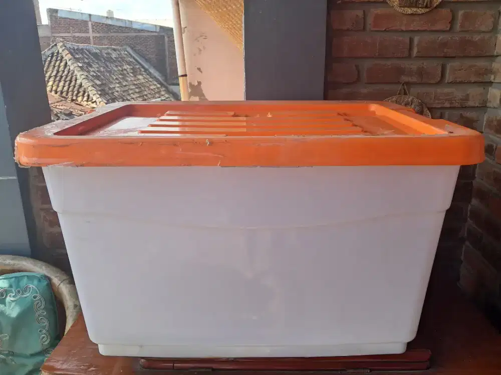 Kontainer box ukuran besar ada roda